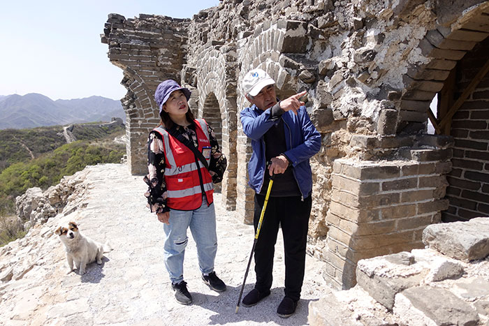 在明長(zhǎng)城遺址上，梅景田給外甥女劉紅巖講述長(zhǎng)城故事。