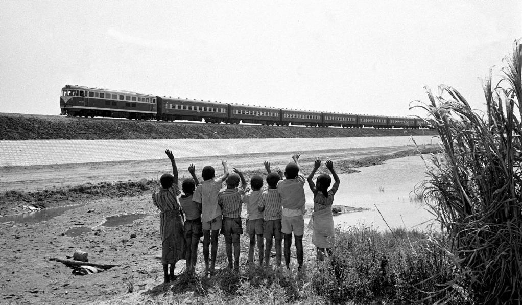 贊比亞魯西瓦西湖畔的少年兒童歡迎坦贊鐵路的列車通到他們的家鄉(xiāng)（1976年攝）。